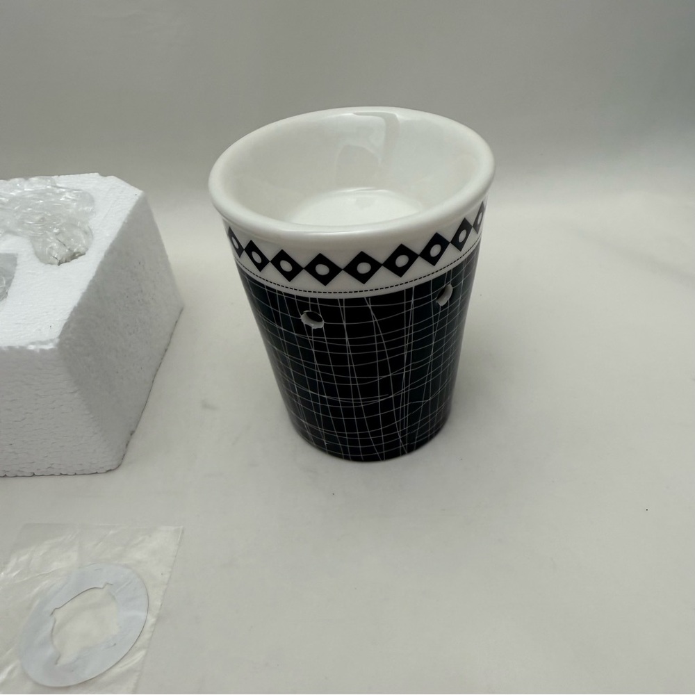 Scentsy Plug In Warmer Black White Ceramic Twig Pattern β Open Box Unused - Picture 11 of 16
